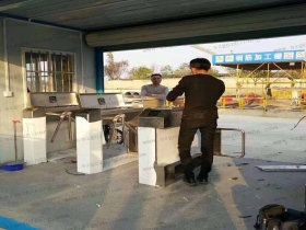 江蘇南京鼓樓區(qū)某工地現(xiàn)場(chǎng)橋式三輥閘、擺閘案例