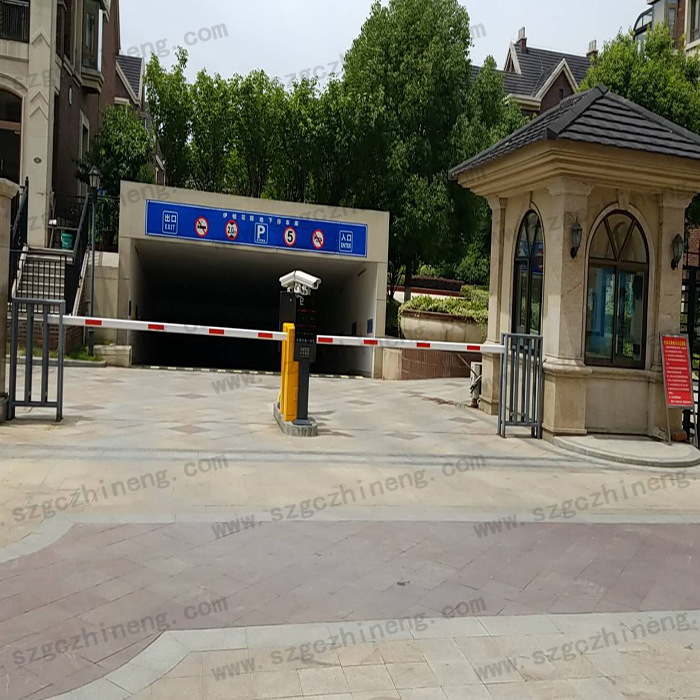 張家港伊頓花園別墅現(xiàn)場(chǎng)案例車(chē)牌識(shí)別加廣告道閘，人行通道閘（護(hù)外人臉識(shí)別加擺閘